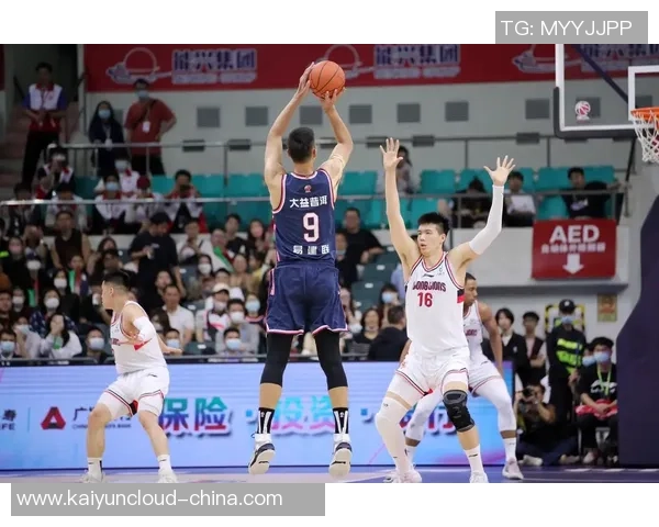 易建联重返赛场展现传奇风采球迷期待他的精彩表现与未来发展